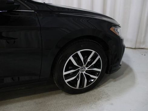 Used 2025 Volkswagen Jetta SE w/ Sunroof Package image 34