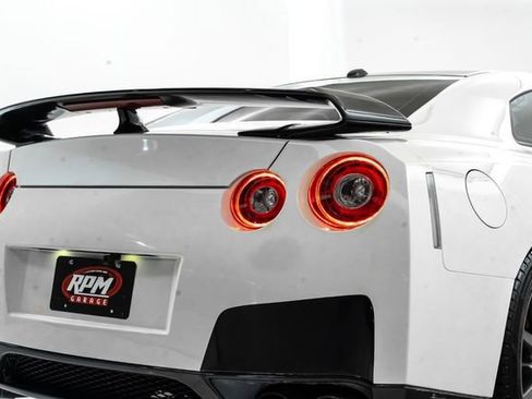 Used 2009 Nissan GT-R Premium image 12