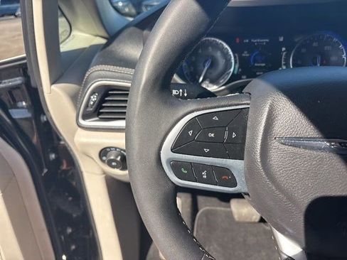 Used 2024 Chrysler Pacifica Touring-L image 17