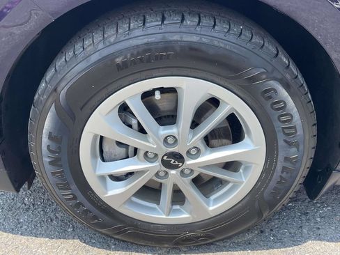 Used 2023 Kia Carnival LX FWD image 7