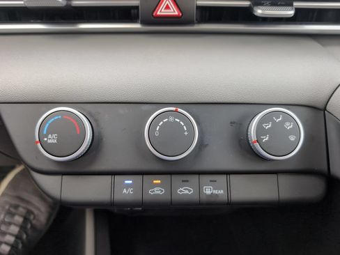 Used 2021 Hyundai Elantra SE FWD image 14