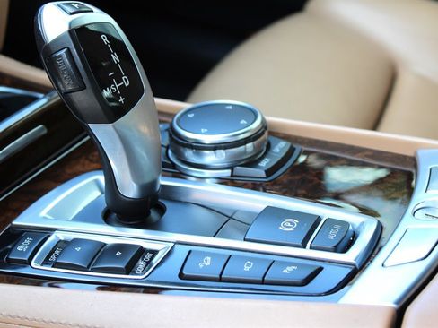 Used 2015 BMW 750Li xDrive image 25