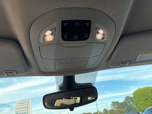 Used 2023 Chrysler Pacifica Touring-L FWD image 16