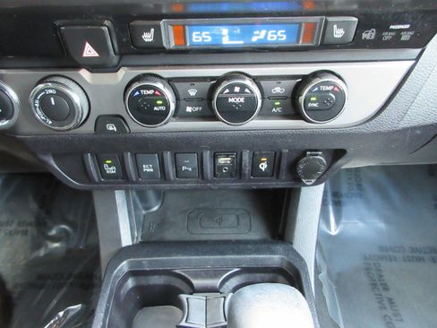 Used 2017 Toyota Tacoma Limited AWD/4WD image 43