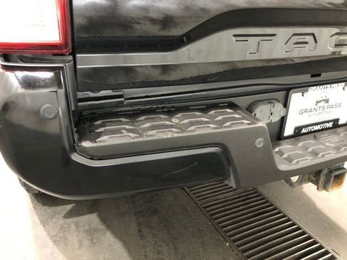 Used 2017 Toyota Tacoma TRD Off-Road AWD/4WD image 5