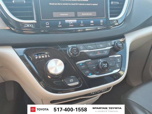 Used 2023 Chrysler Pacifica Touring-L FWD image 20