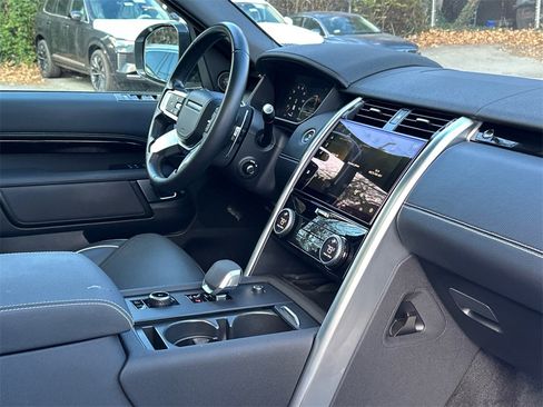 Used 2023 Land Rover Discovery Metropolitan Edition image 12