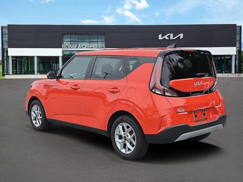 Certified 2025 Kia Soul LX w/ LX Technology Package FWD image 3