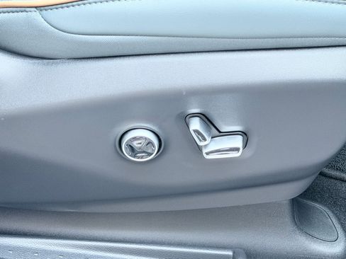 New 2027 Chrysler Pacifica Pinnacle w/ Theater Group FWD image 28