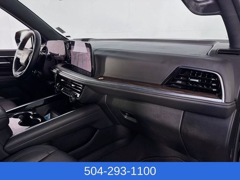Used 2025 Chevrolet Suburban LT RWD image 32