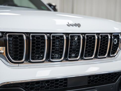 Used 2021 Jeep Grand Cherokee L Overland w/ Advanced Protech Group III AWD/4WD image 17