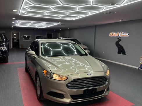 Used 2016 Ford Fusion SE image 1