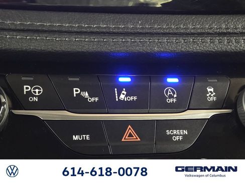 Used 2018 Chrysler Pacifica Limited w/ Tire & Wheel Group FWD image 36