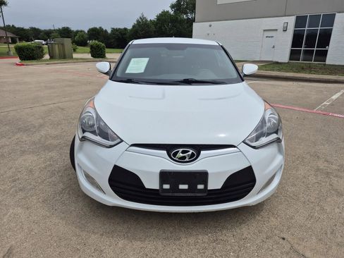 Used 2017 Hyundai Veloster FWD image 3