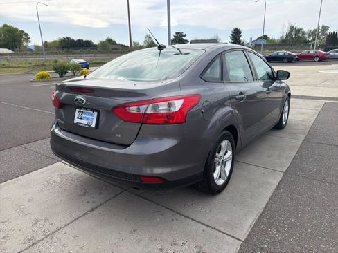 Used 2014 Ford Focus SE w/ SE Winter Package FWD image 4