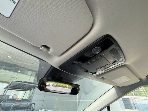 Used 2024 Kia Carnival EX FWD image 33