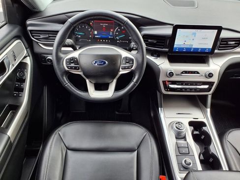 Used 2022 Ford Explorer XLT w/ Equipment Group 202A image 6