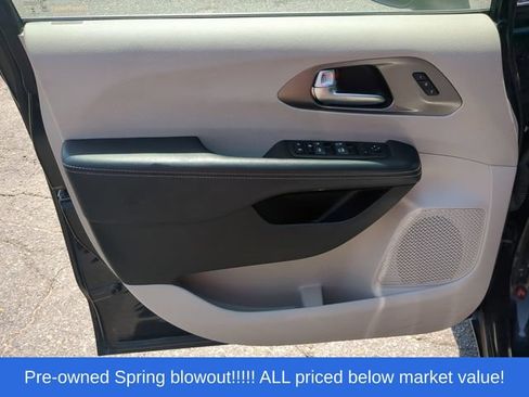 Used 2023 Chrysler Pacifica Touring-L FWD image 20