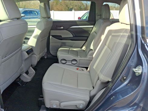 Used 2019 Toyota Highlander XLE w/ Carpet Mat Package (TMS) image 10