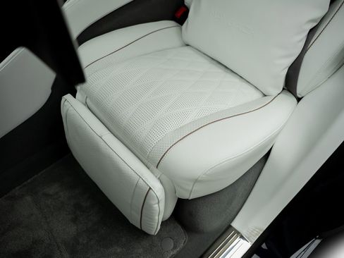 Used 2025 Mercedes-Benz Maybach GLS 600 4MATIC image 43