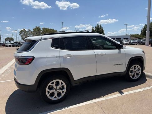 Used 2025 Jeep Compass Latitude w/ Convenience Group AWD/4WD image 7