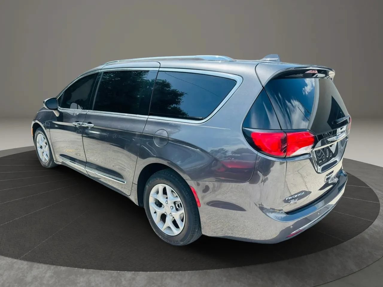 Used 2018 Chrysler Pacifica Touring-L Plus FWD image 3