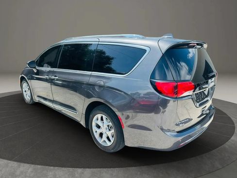 Used 2018 Chrysler Pacifica Touring-L Plus FWD image 3