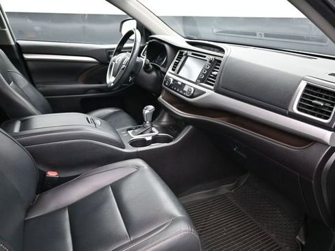 Used 2019 Toyota Highlander XLE AWD/4WD image 17