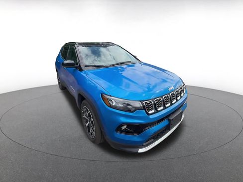 Used 2025 Jeep Compass Limited AWD/4WD image 3