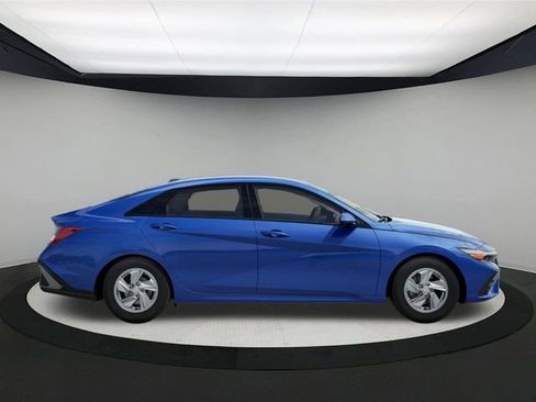 New 2025 Hyundai Elantra SE image 7