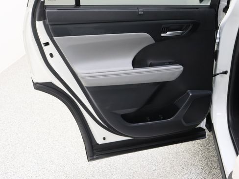 Certified 2021 Toyota Highlander XLE image 28