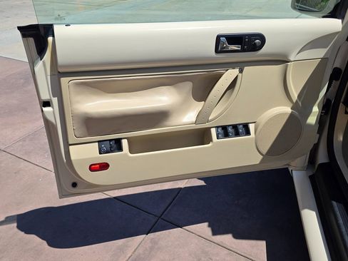 Used 2009 Volkswagen Beetle S image 22