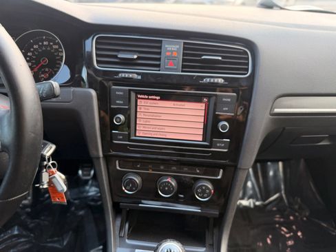 Used 2018 Volkswagen GTI SE FWD image 29