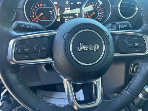 Used 2018 Jeep Wrangler Unlimited Sahara AWD/4WD image 16
