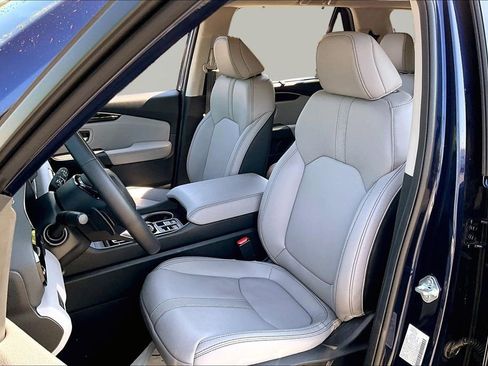 Used 2025 Honda Pilot Touring image 17