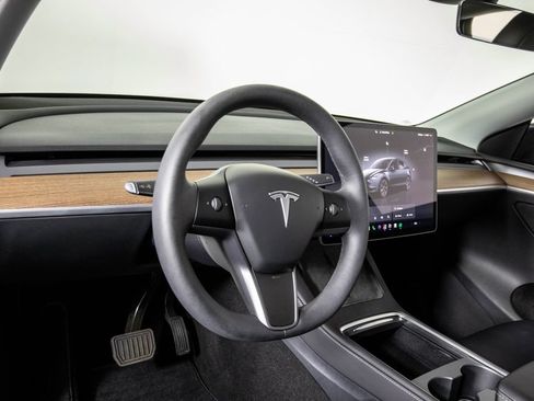 Used 2025 Tesla Model Y Long Range RWD image 17