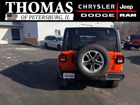 Used 2018 Jeep Wrangler Unlimited Sahara w/ Cold Weather Group AWD/4WD image 9