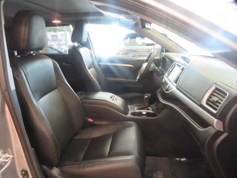 Used 2017 Toyota Highlander XLE FWD image 31