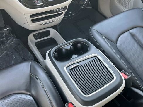 Used 2024 Chrysler Pacifica Limited FWD image 18