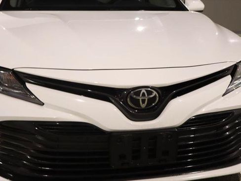 Used 2018 Toyota Camry LE FWD image 14