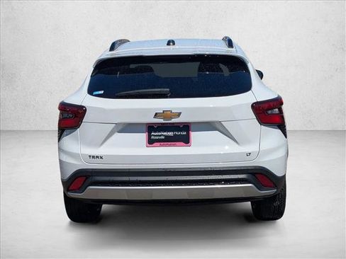 Used 2025 Chevrolet Trax LT FWD image 7