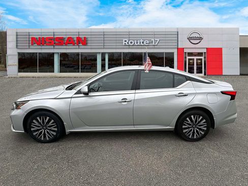 Used 2023 Nissan Altima 2.5 SV image 5