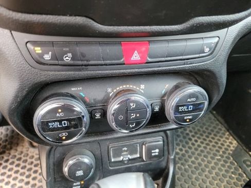 Used 2016 Jeep Renegade Latitude w/ Popular Equipment Group AWD/4WD image 13