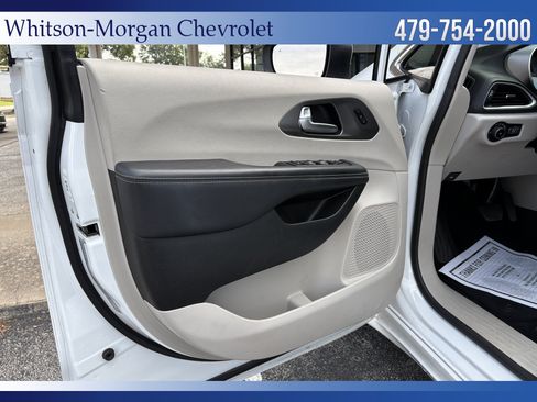 Used 2023 Chrysler Pacifica Touring-L FWD image 11