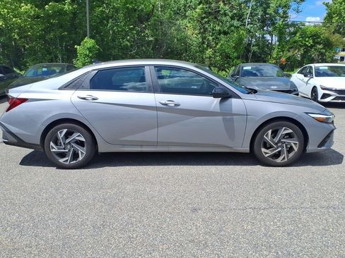 Used 2025 Hyundai Elantra Sport FWD image 4