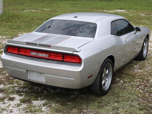 Used 2010 Dodge Challenger SE RWD image 11