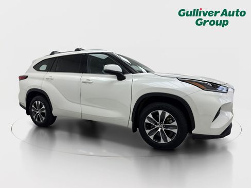 Used 2021 Toyota Highlander XLE FWD image 12