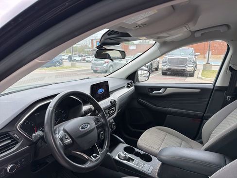 Used 2021 Ford Escape SE w/ SE Sport Appearance Package image 17