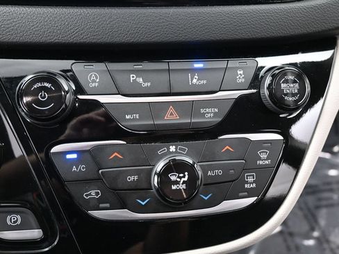 Used 2024 Chrysler Pacifica Touring-L FWD image 45