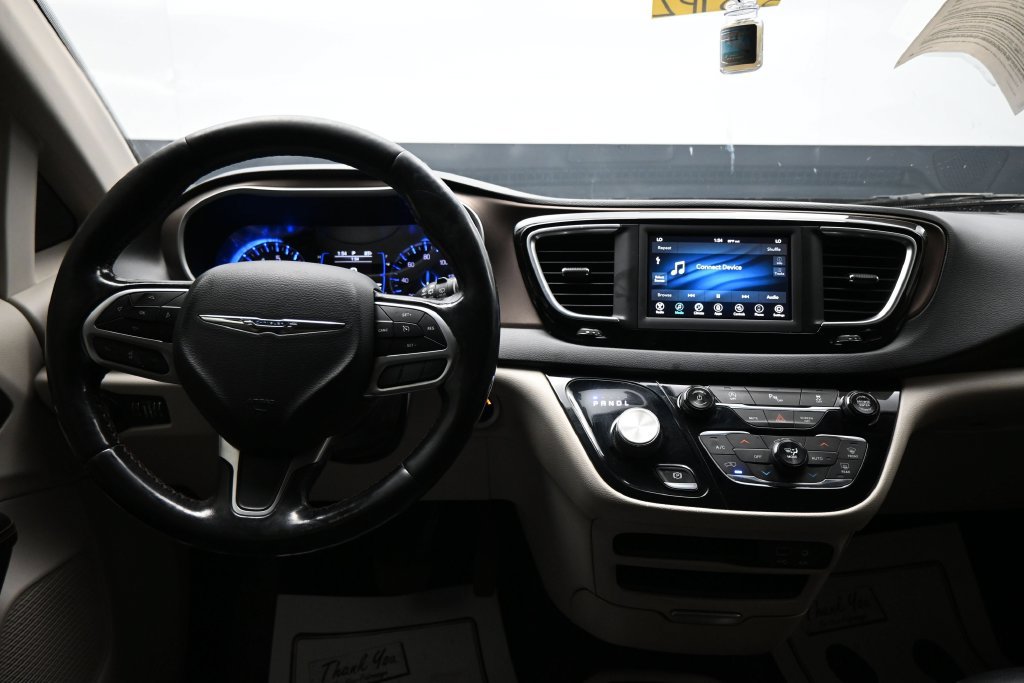 Used 2019 Chrysler Pacifica Touring-L FWD image 14